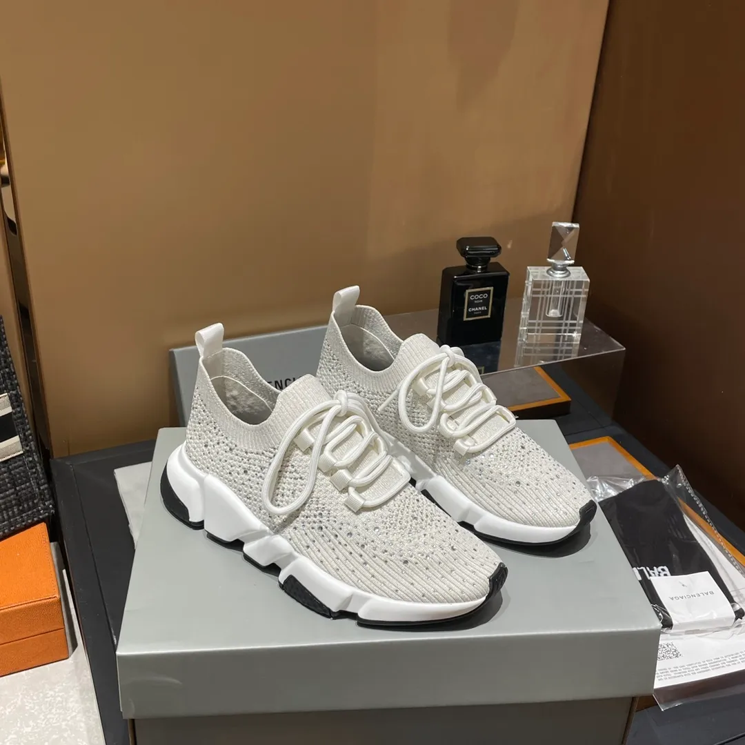 👟👟Ex-factory price 400👟👟 Balenciaga Balenciaga 🌝🌝glitter single shoes world premiere 🌈INS Weibo magazine sold out 💥💥counter limited edition ⚠️ Czech crystal hot diamond ⚠️specially customized fabric with summer cooling and heating effect ⚠️TPU ten PU vacuum combination bottom (not a plastic bottom formed by market currency) ,) The inner craftsmanship and material are the same as the original! ! Size 35 to 45M standard size (34, 46 can be customized) original high-end top complete package (with original Balenciaga socks included)